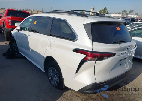 2022 Toyota Sienna Xle z USA, uszkodzony, nr VIN 5TDJRKEC3NS090368
